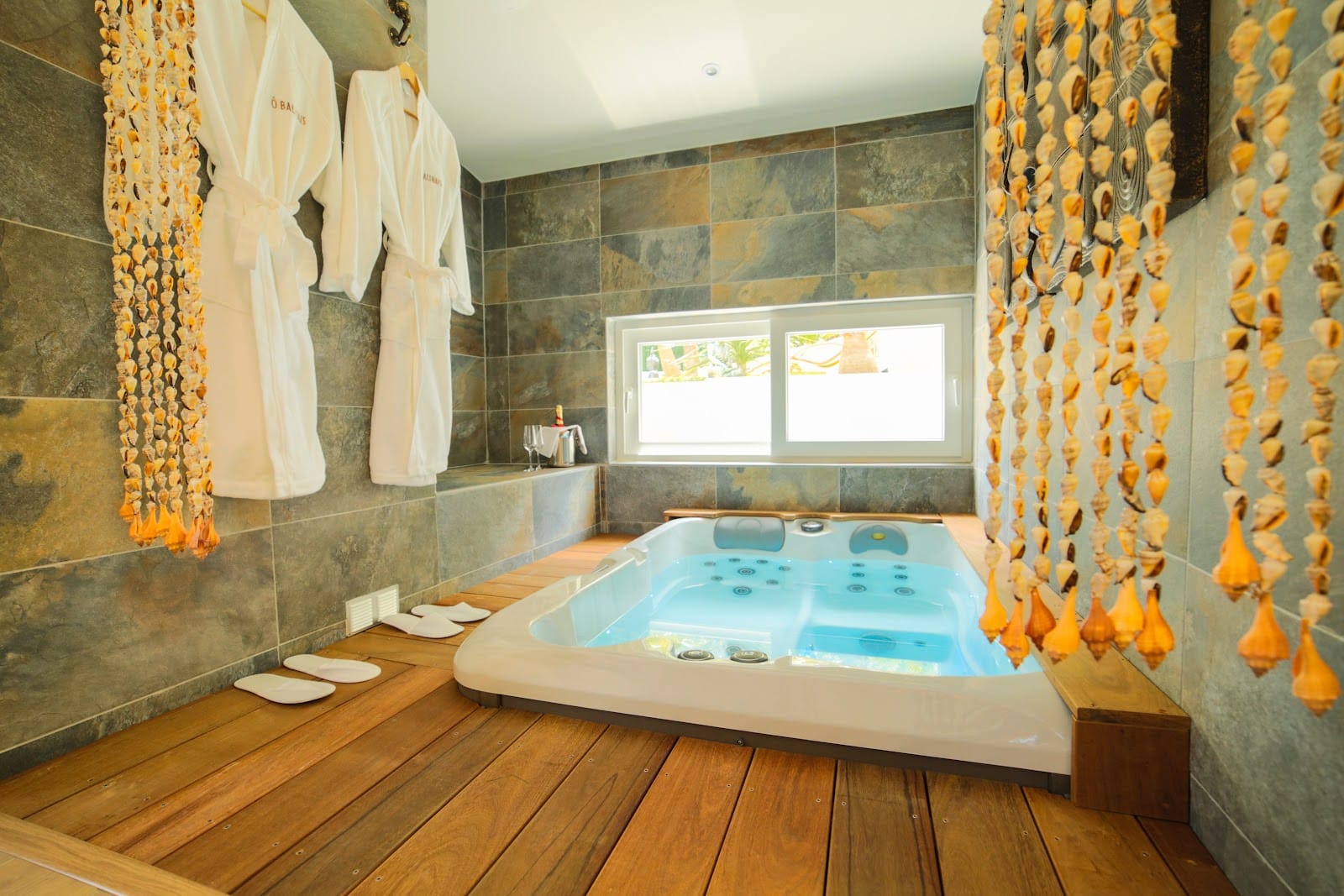 Chambre d&rsquo;hôte Ô Balinais Love room Spa piscine privative Marseille Bain à remous - Photo 1