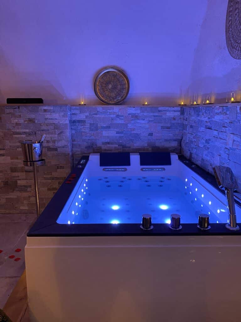 Les bains d&rsquo;Aphrodite – Love room – Jacuzzi et hammam privatif à Auriol - Photo 3