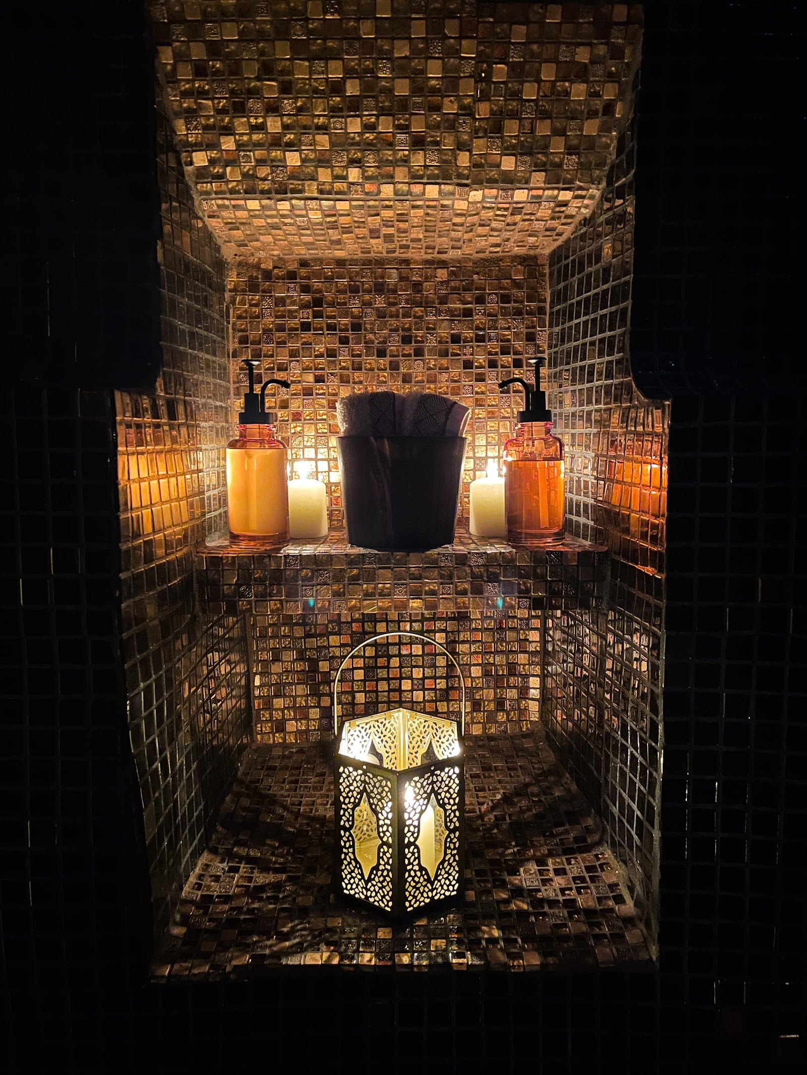 Les bains d&rsquo;Aphrodite – Love room – Jacuzzi et hammam privatif à Auriol - Photo 1