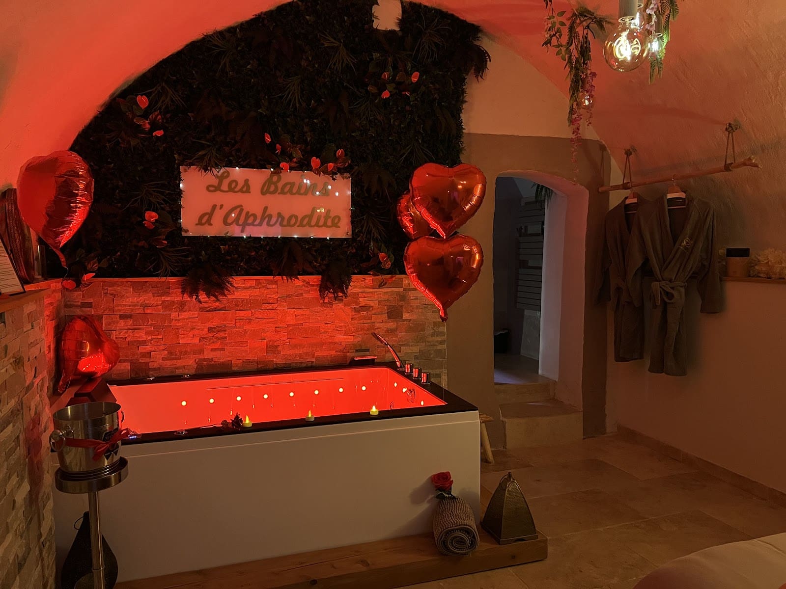 Les bains d&rsquo;Aphrodite – Love room – Jacuzzi et hammam privatif à Auriol - Photo 5