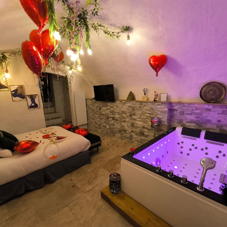 Les bains d&rsquo;Aphrodite – Love room – Jacuzzi et hammam privatif à Auriol - Photo 2