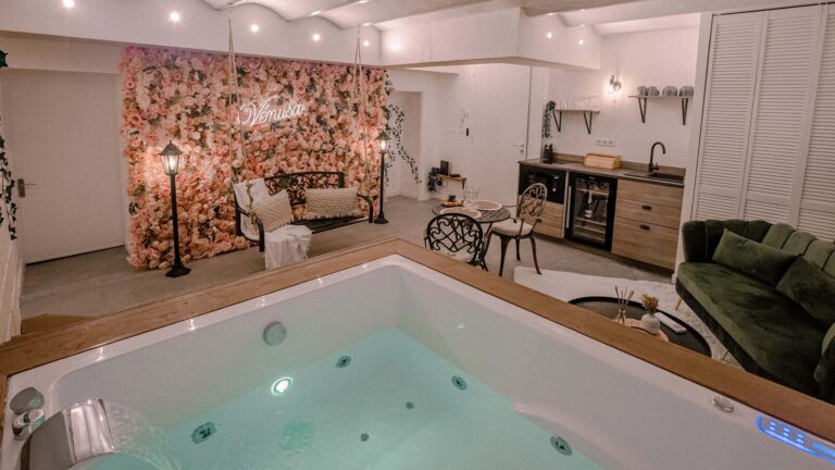 Suite romantique Vénusa avec jacuzzi - Photo 2