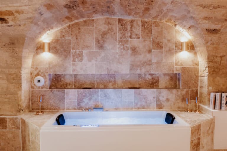 Suite romantique Vénusa avec jacuzzi privatif - Photo 3