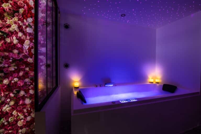 Suite romantique Vénusa avec jacuzzi privatif - Photo 5