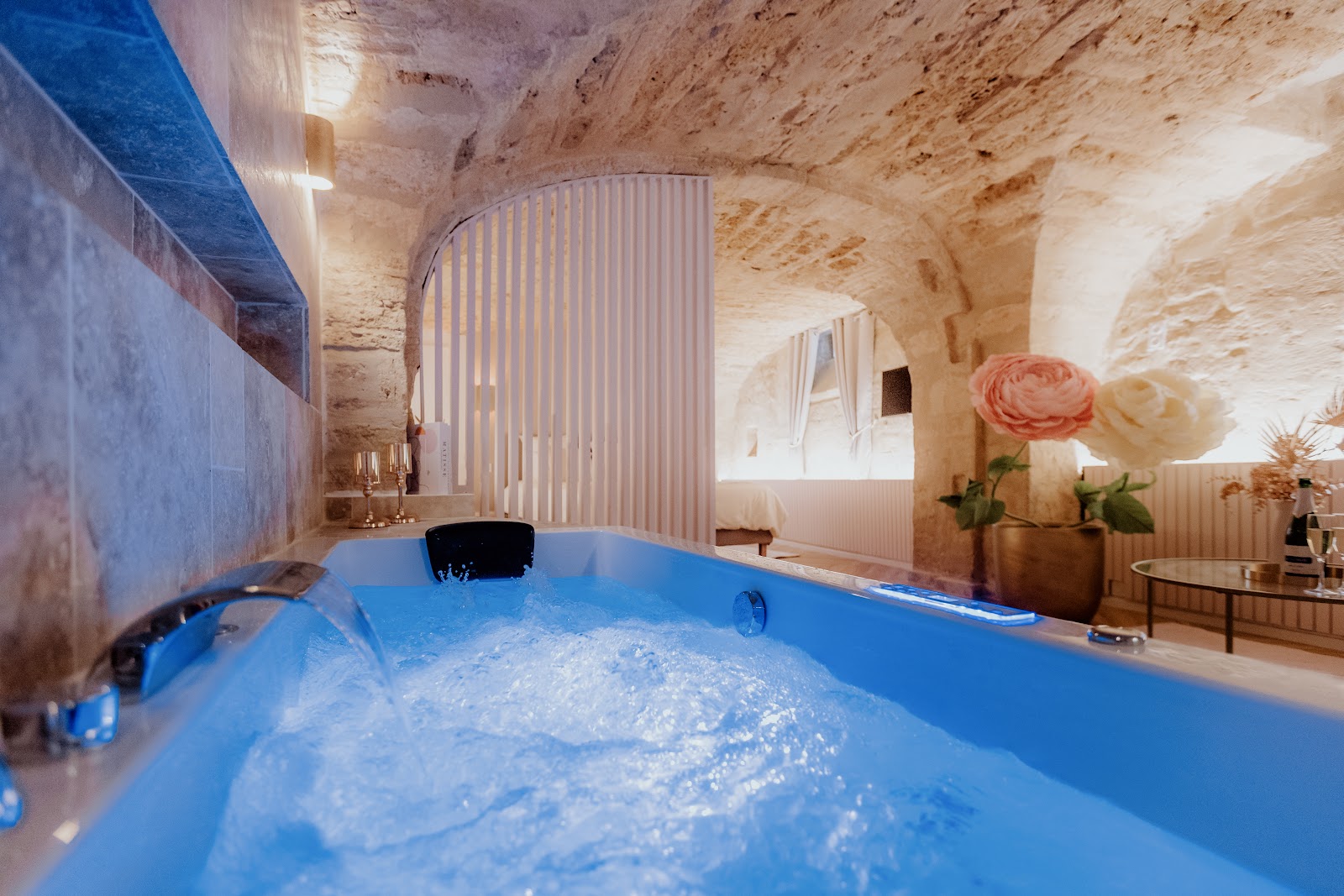 Suite romantique Vénusa avec jacuzzi privatif - Photo 2
