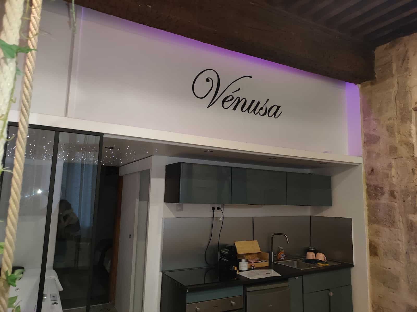 Suite romantique Vénusa avec jacuzzi privatif - Photo 1