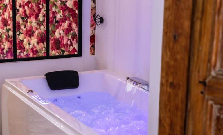 Suite romantique Vénusa avec jacuzzi privatif - Photo 3