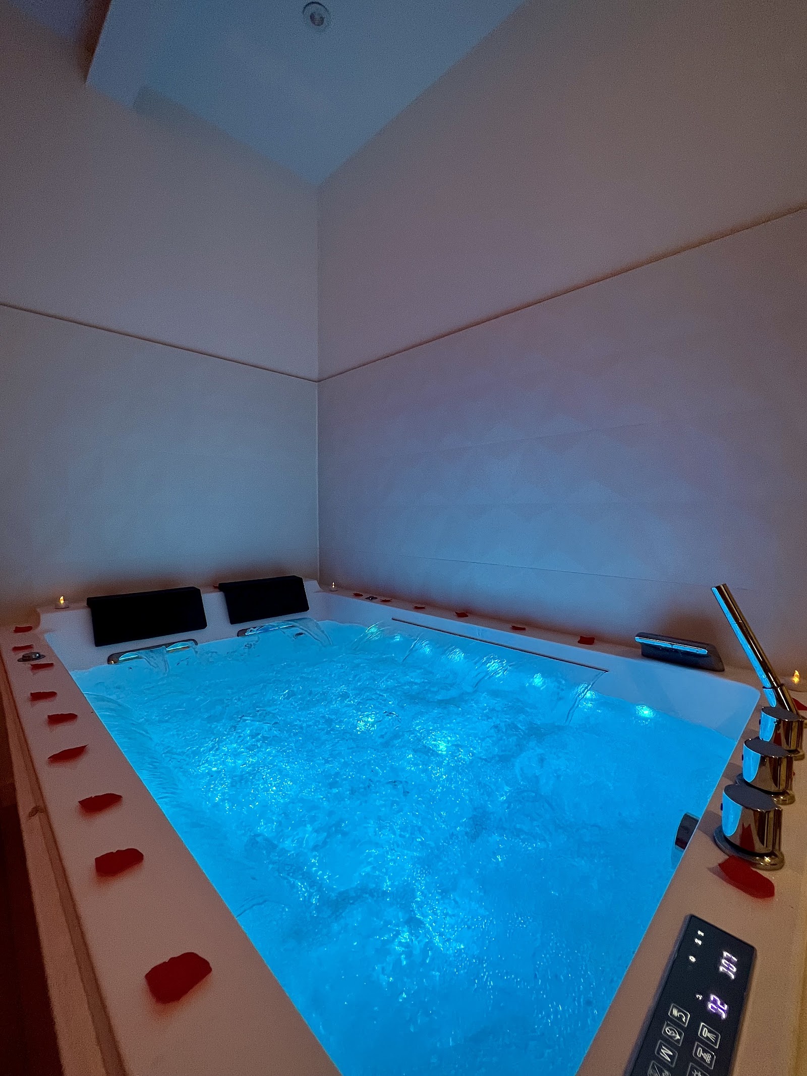 La Belle Nuit – Loveroom & Spa Privatif - Photo 2