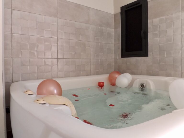 La Suite Côté Pool-House – Piscine, sauna & jacuzzi privatifs - Photo 4