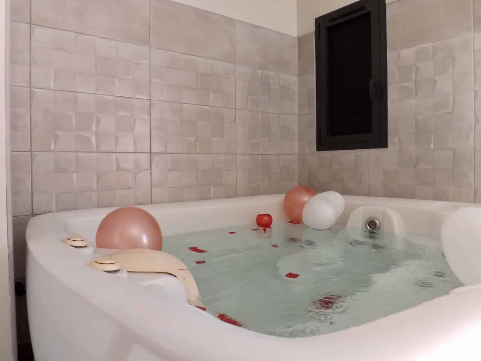 La Suite Côté Pool-House – Piscine, sauna & jacuzzi privatifs - Photo 4