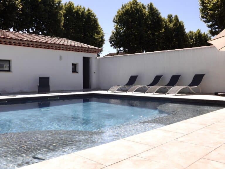 La Suite Côté Pool-House – Piscine, sauna & jacuzzi privatifs - Photo 5