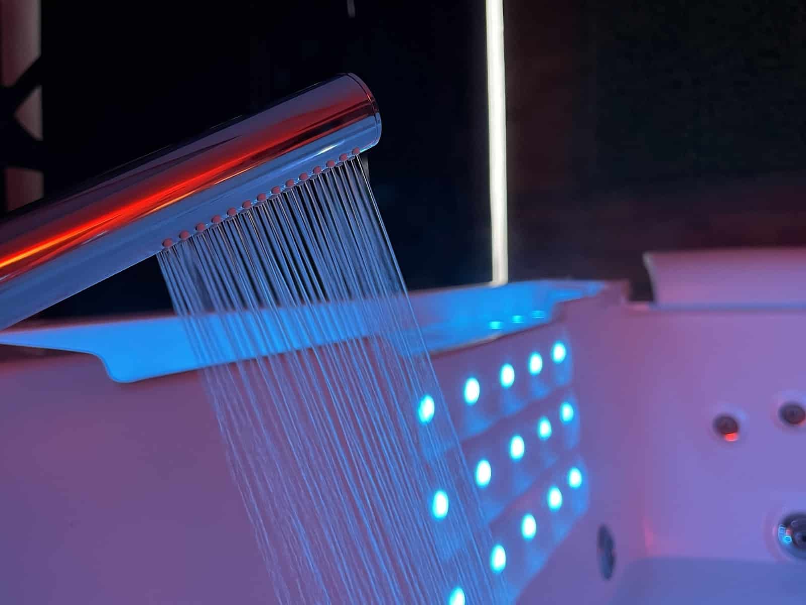 Le Double L – Chambre romantique avec jacuzzi privatif à Cholet dans le Maine et Loire - Photo 6