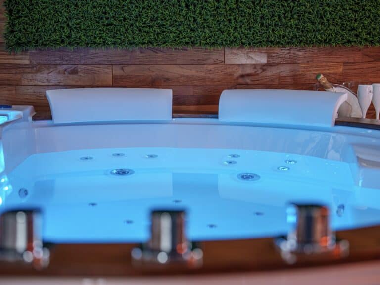 Le Double L – Chambre romantique avec jacuzzi privatif à Cholet dans le Maine et Loire - Photo 5