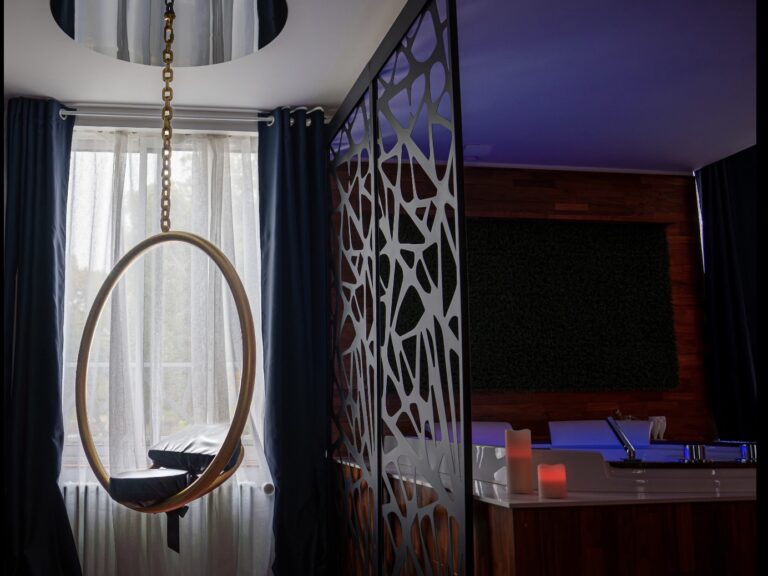 Le Double L – Chambre romantique avec jacuzzi privatif à Cholet dans le Maine et Loire - Photo 3