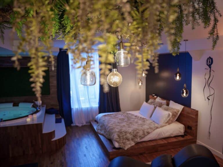 Le Double L – Chambre romantique avec jacuzzi privatif à Cholet dans le Maine et Loire - Photo 2