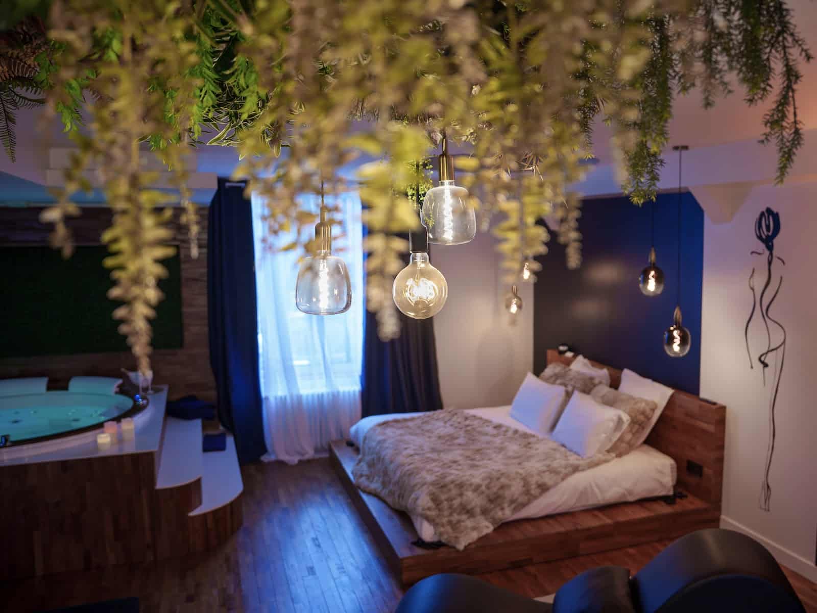 Le Double L – Chambre romantique avec jacuzzi privatif à Cholet dans le Maine et Loire - Photo 2
