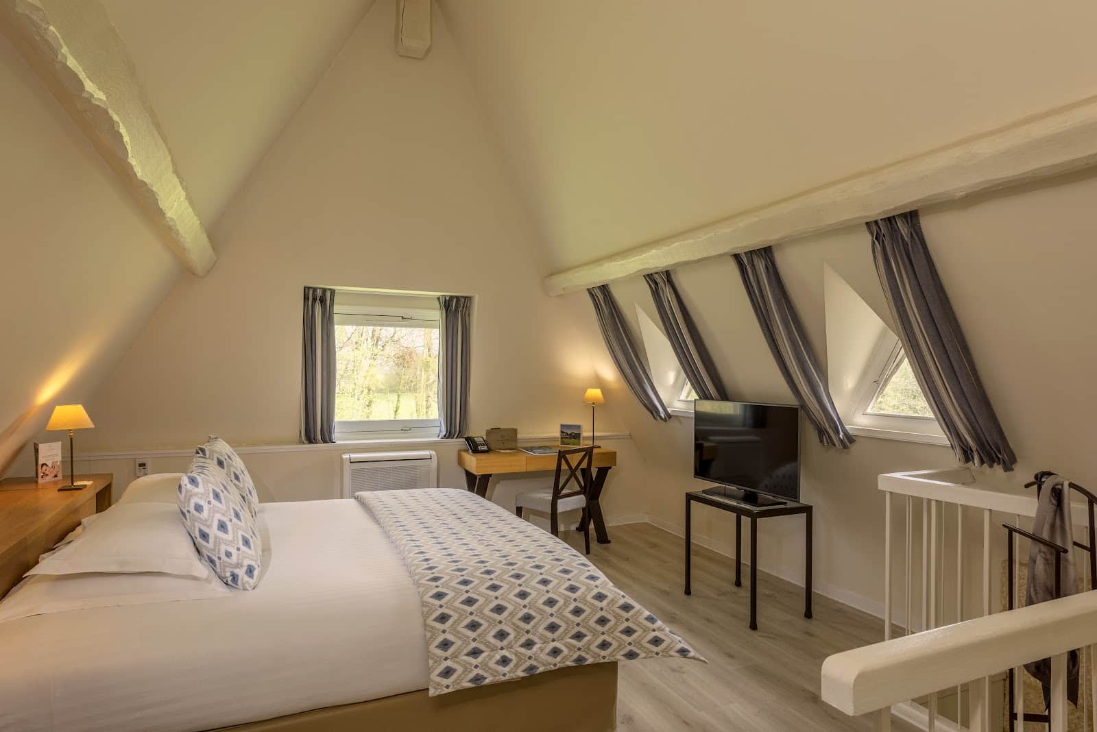 LES MANOIRS DE TOURGÉVILLE Hôtel Piscine & SPA - Photo 2