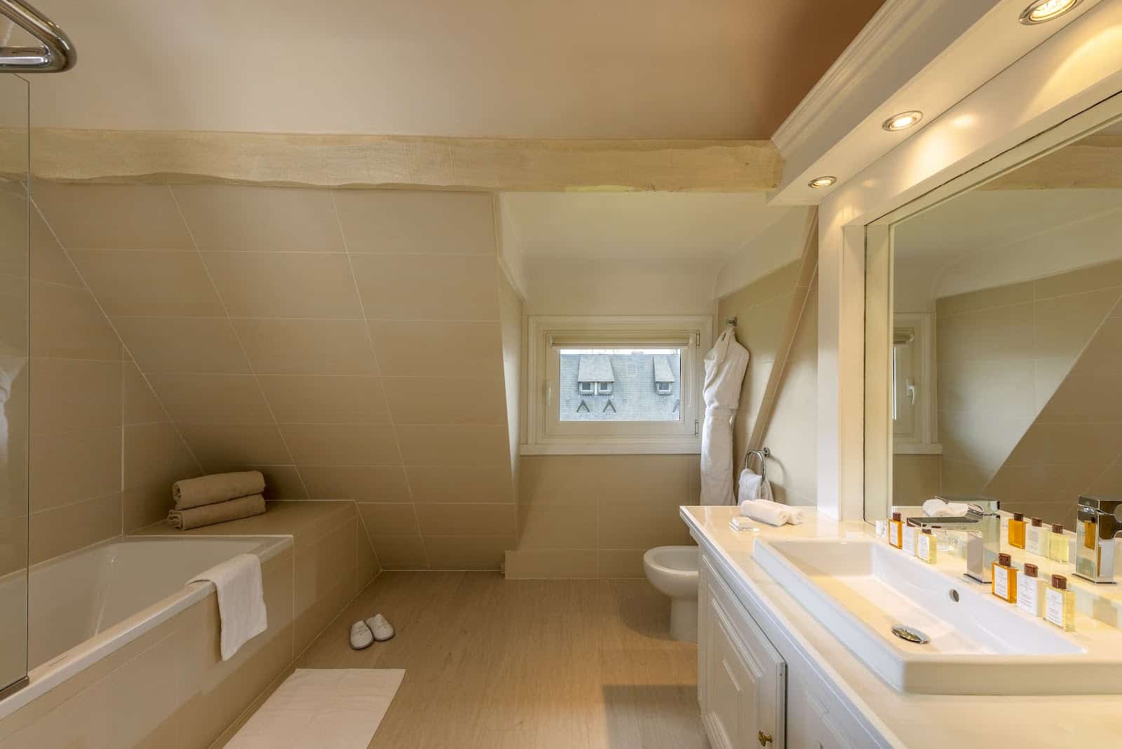 LES MANOIRS DE TOURGÉVILLE Hôtel Piscine & SPA - Photo 4