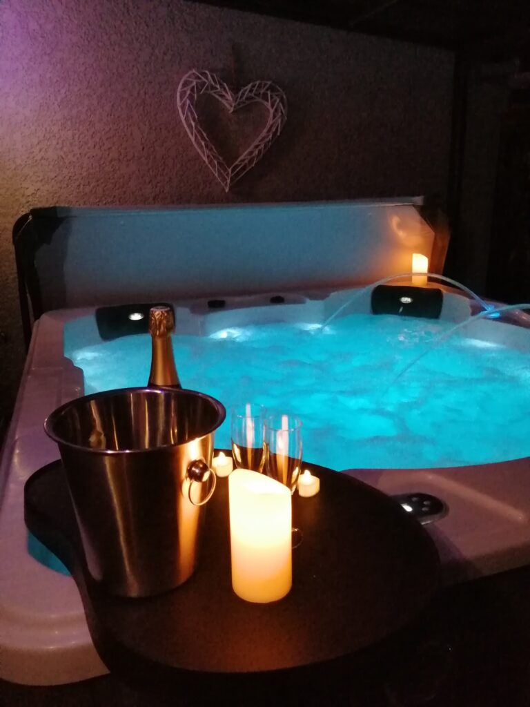 L&rsquo;étincelle – Love Room & SPA privatif – Saint Christol les Alès - Photo 5