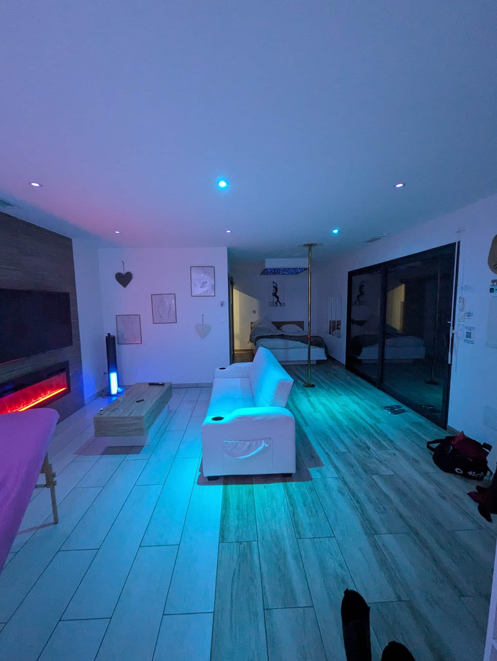 L&rsquo;Olympe des Sens: Love Room avec spa, Love hôtel, week-end romantique, nuit en amoureux, proche plage dans l&rsquo;Hérault - Photo 3