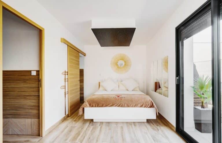 L&rsquo;Olympe des Sens: Love Room avec spa, Love hôtel, week-end romantique, nuit en amoureux, proche plage dans l&rsquo;Hérault - Photo 2