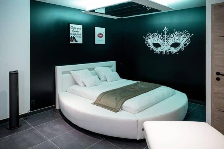 L&rsquo;Olympe des Sens: Love Room avec spa, Love hôtel, week-end romantique, nuit en amoureux, proche plage dans l&rsquo;Hérault - Photo 5