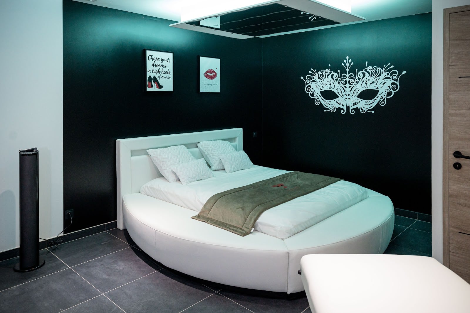 L&rsquo;Olympe des Sens: Love Room avec spa, Love hôtel, week-end romantique, nuit en amoureux, proche plage dans l&rsquo;Hérault - Photo 5