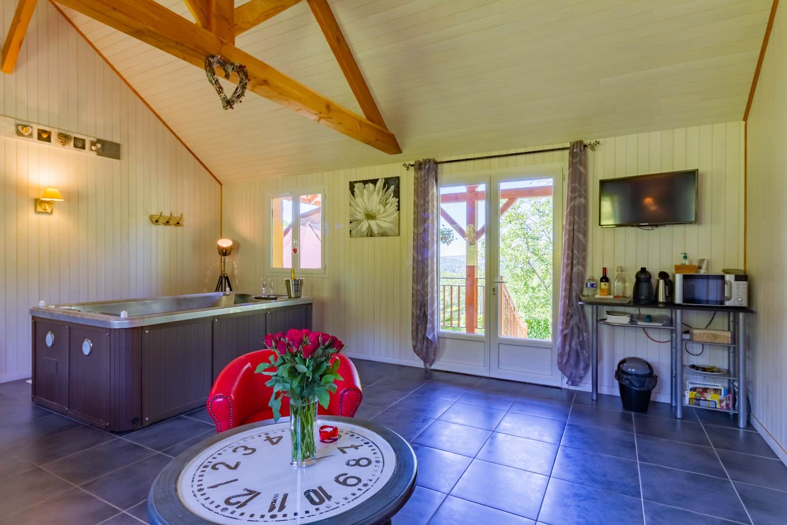 Rev&rsquo;aubois : Love Room, Chambre d&rsquo;hôtes, avec spa, nuit insolite, week-end romantique, proche Brive-la-Gaillarde en Corrèze - Photo 6