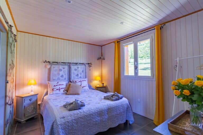 Rev&rsquo;aubois : Love Room, Chambre d&rsquo;hôtes, avec spa, nuit insolite, week-end romantique, proche Brive-la-Gaillarde en Corrèze - Photo 2