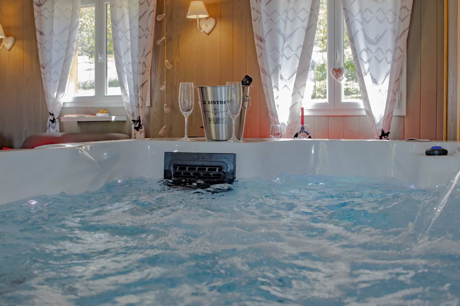 Rev&rsquo;aubois : Love Room, Chambre d&rsquo;hôtes, avec spa, nuit insolite, week-end romantique, proche Brive-la-Gaillarde en Corrèze - Photo 3