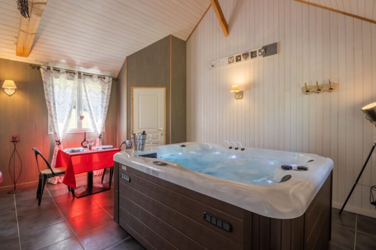 Rev&rsquo;aubois : Love Room, Chambre d&rsquo;hôtes, avec spa, nuit insolite, week-end romantique, proche Brive-la-Gaillarde en Corrèze - Photo 4